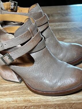 Kork ease cinch buckle ankle boots round toe size 7